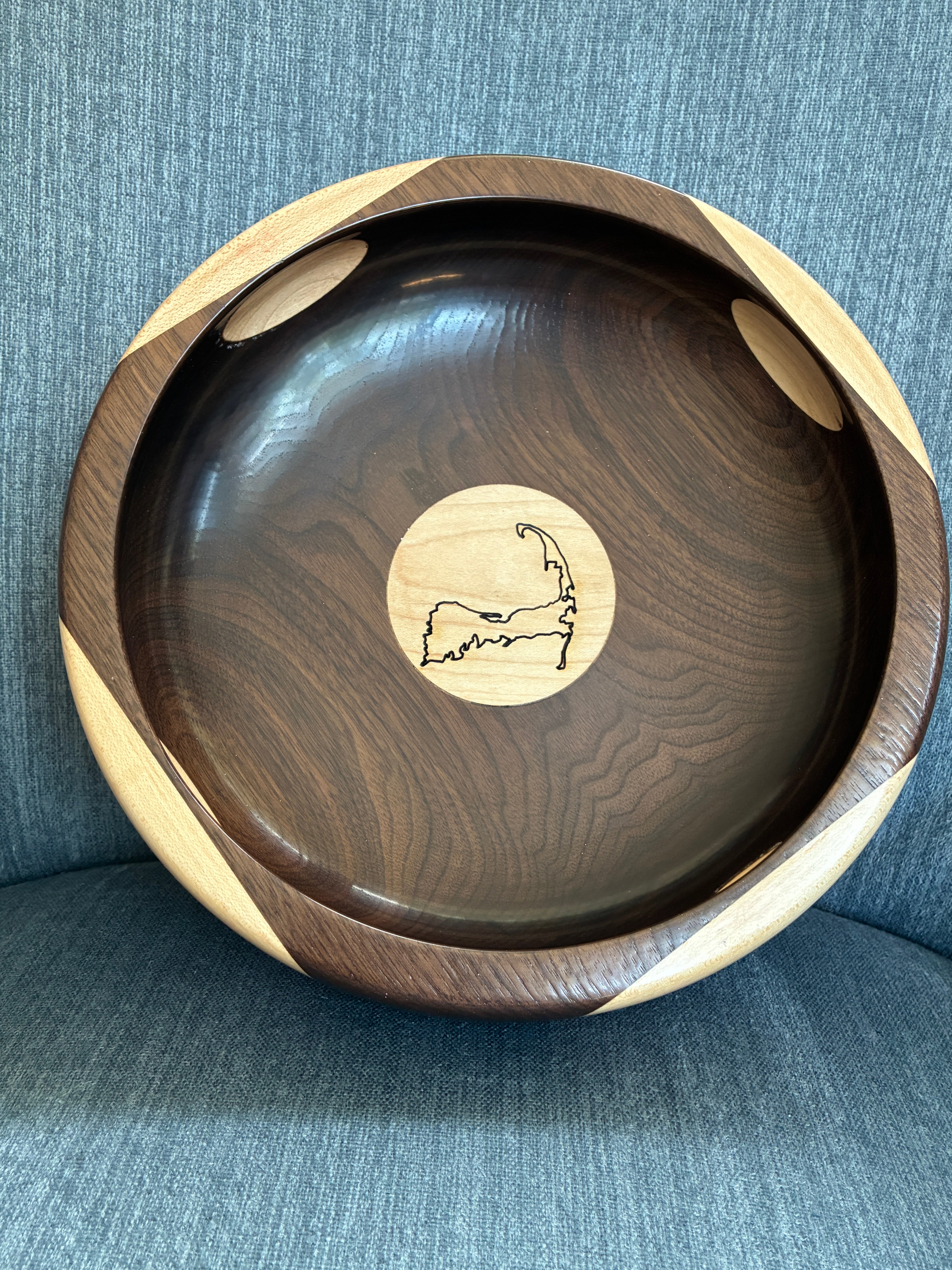 デザイナー、カイ・フランクによるChestnut Bowl Bowl #384 Large Walnut and Maple Bowl with Cape Cod Map in center